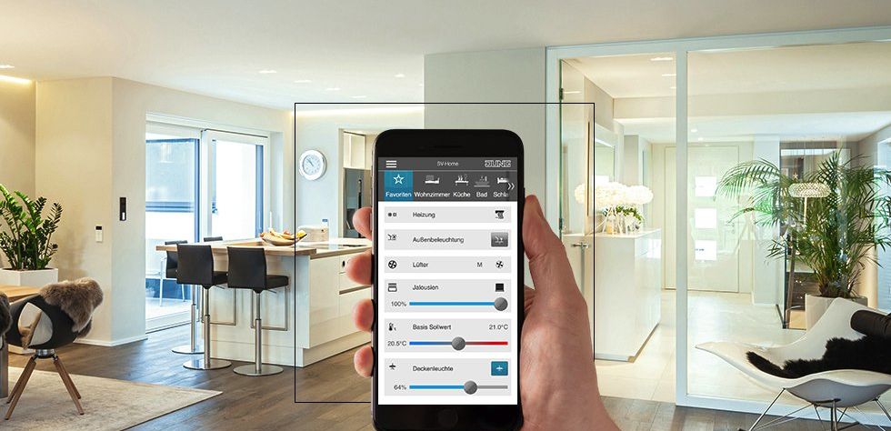 KNX-Bedienstelle an der Wand eines Wohnhauses